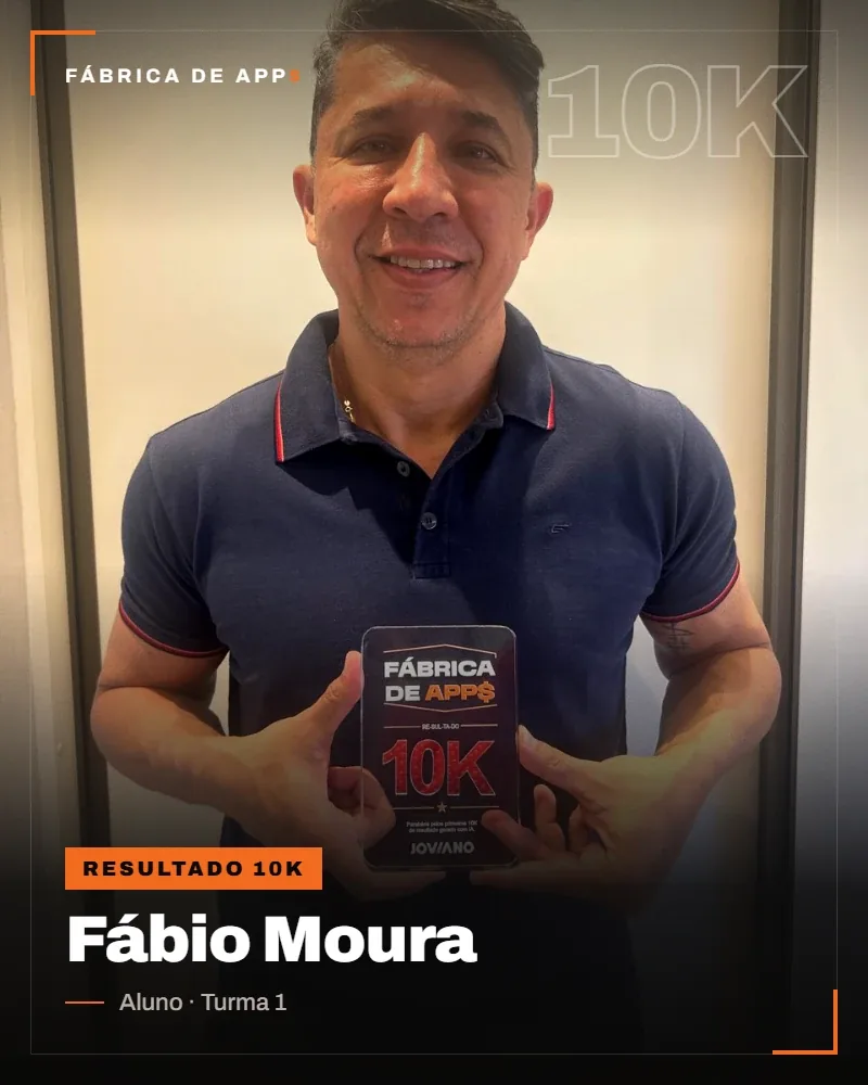Fábio Moura com a placa de reconhecimento 10K da Fábrica de Apps