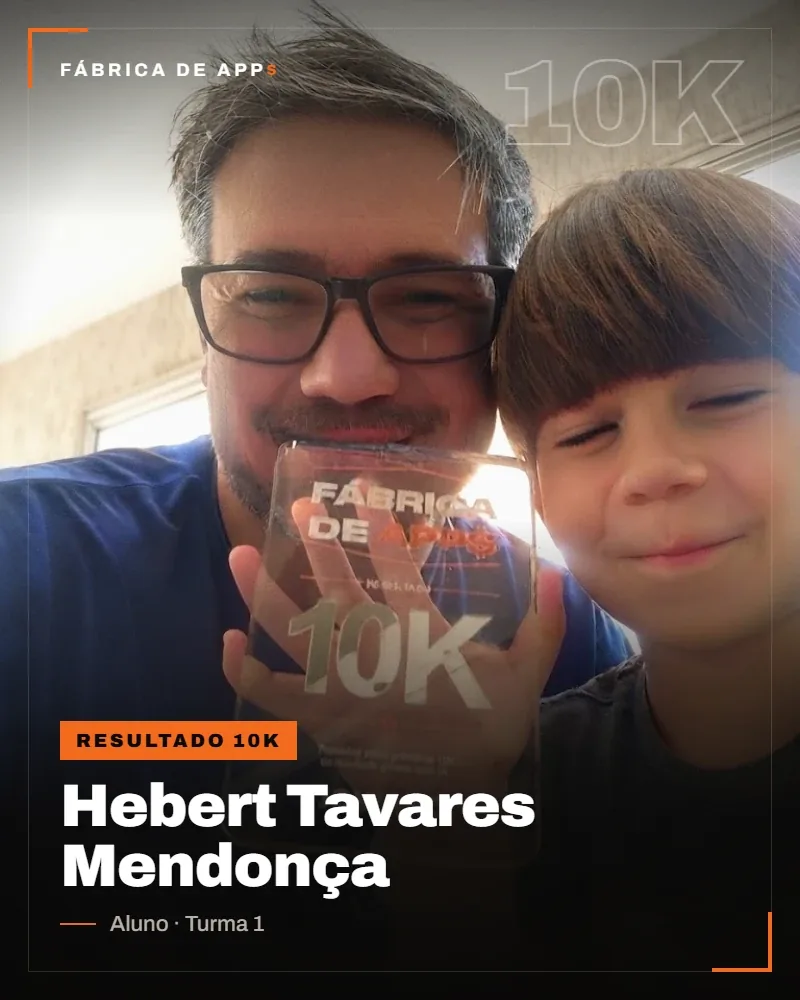 Hebert Tavares Mendonça com a placa de reconhecimento 10K da Fábrica de Apps