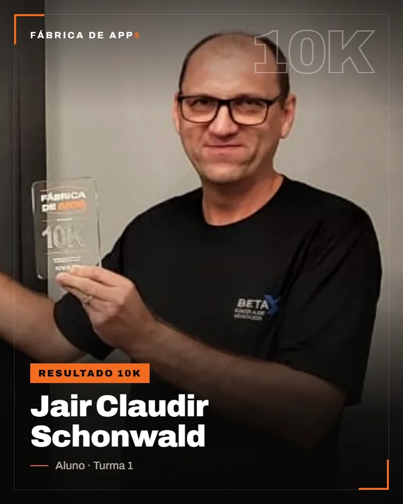 Jair Claudir Schonwald com a placa de reconhecimento 10K da Fábrica de Apps