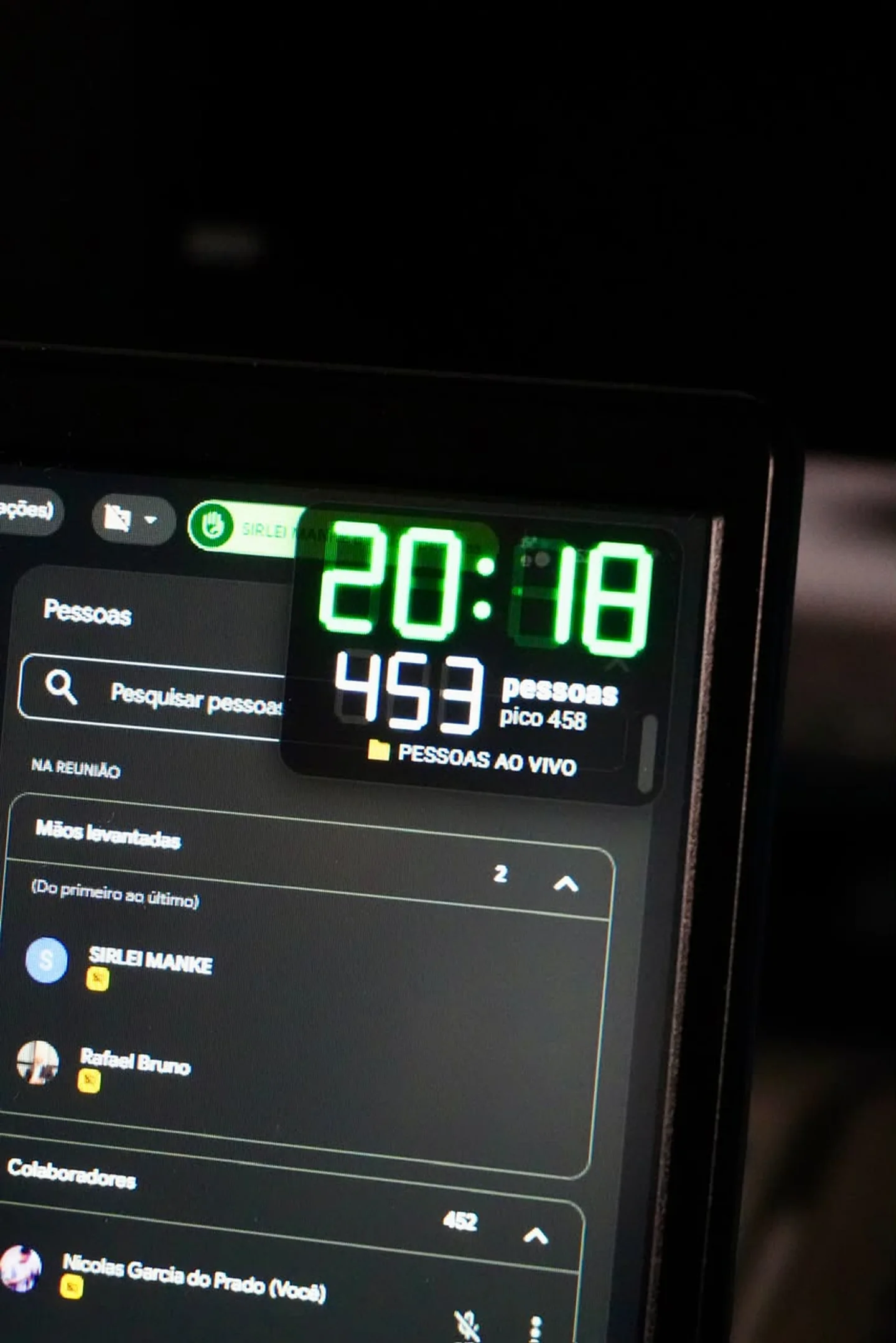 Registro de uma aula ao vivo do evento App Contábil com IA, com a videochamada aberta no monitor.