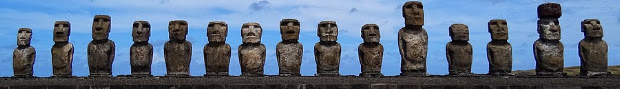 Fileira de estátuas moai na Ilha de Páscoa.